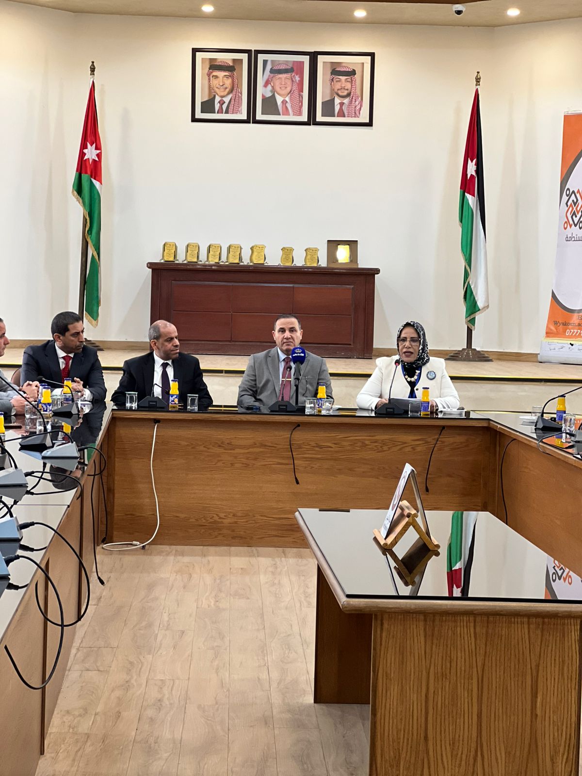 Madar Al-Saa Images 0.04275110065251142