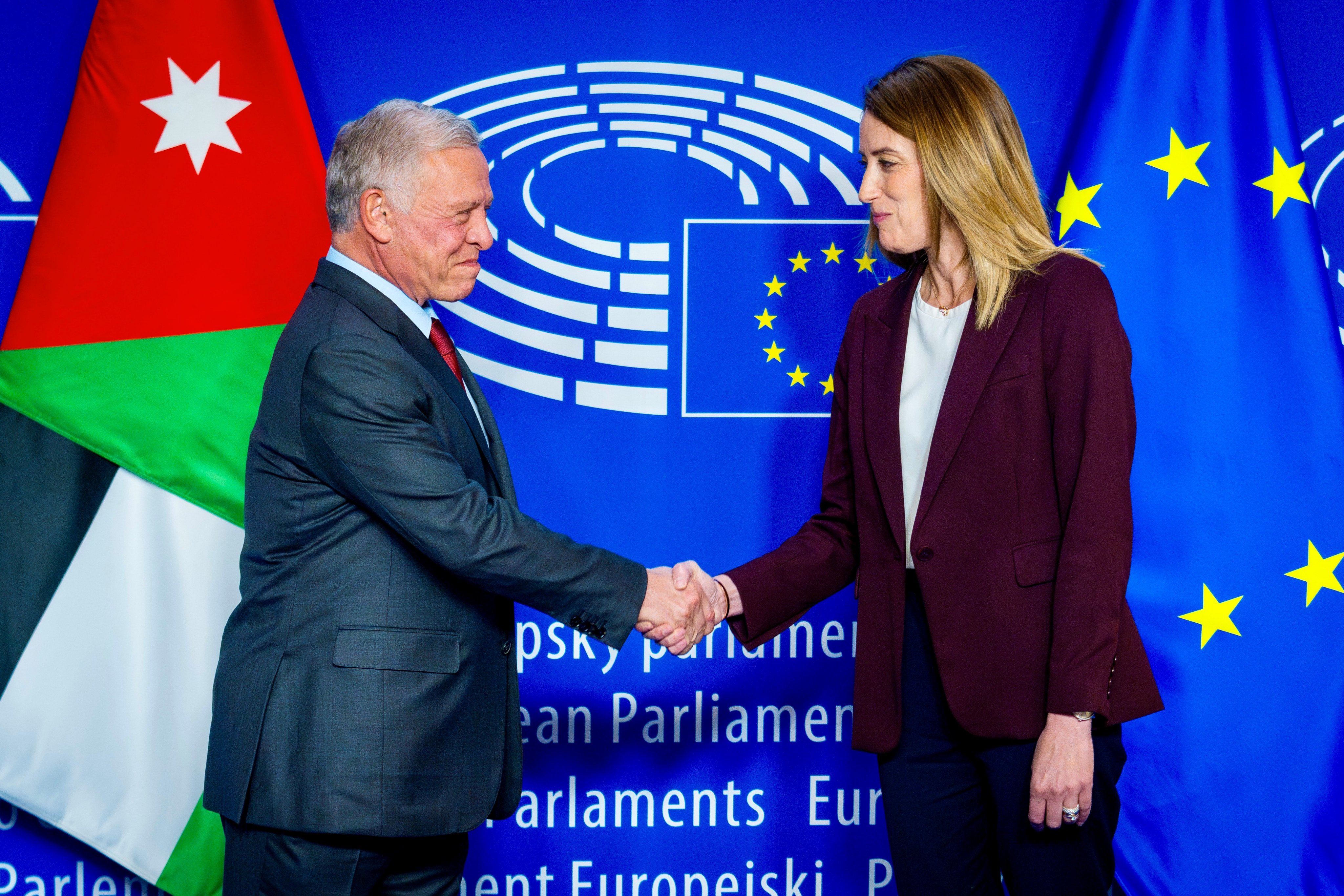 Madar Al-Saa Images 0.7928802408360693