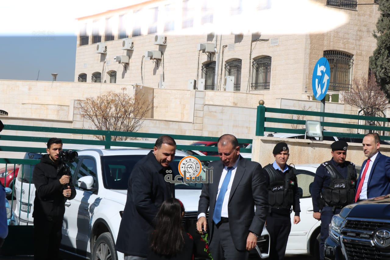 Madar Al-Saa Images 0.12209613491415916