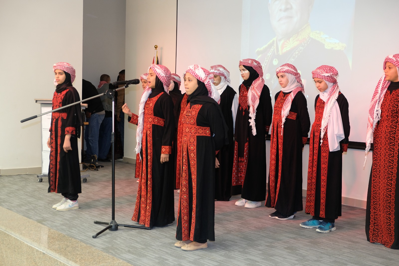 Madar Al-Saa Images 0.33667097736118023