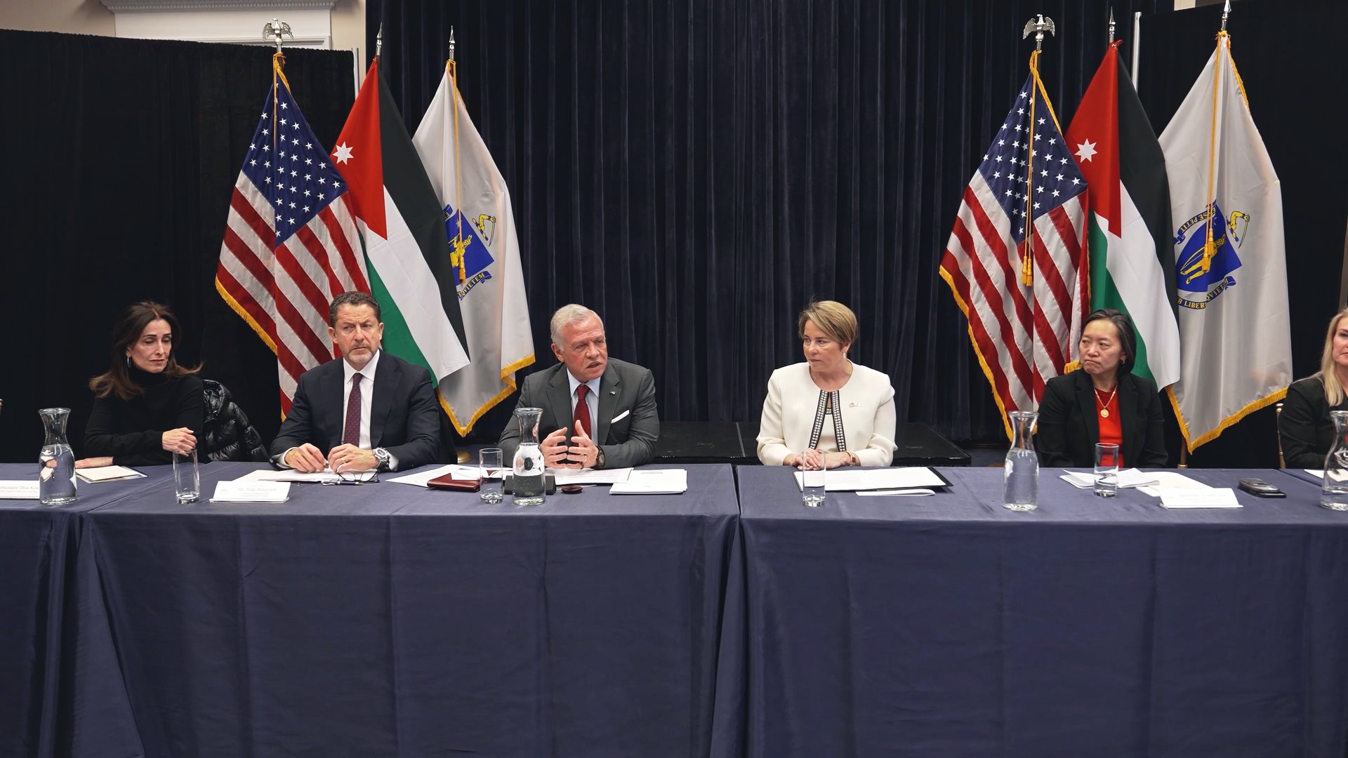 Madar Al-Saa Images 0.4262418477115282