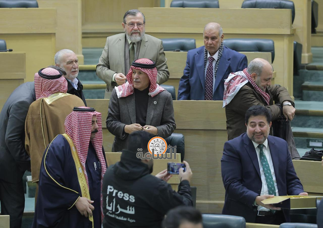 Madar Al-Saa Images 0.14112035317966032