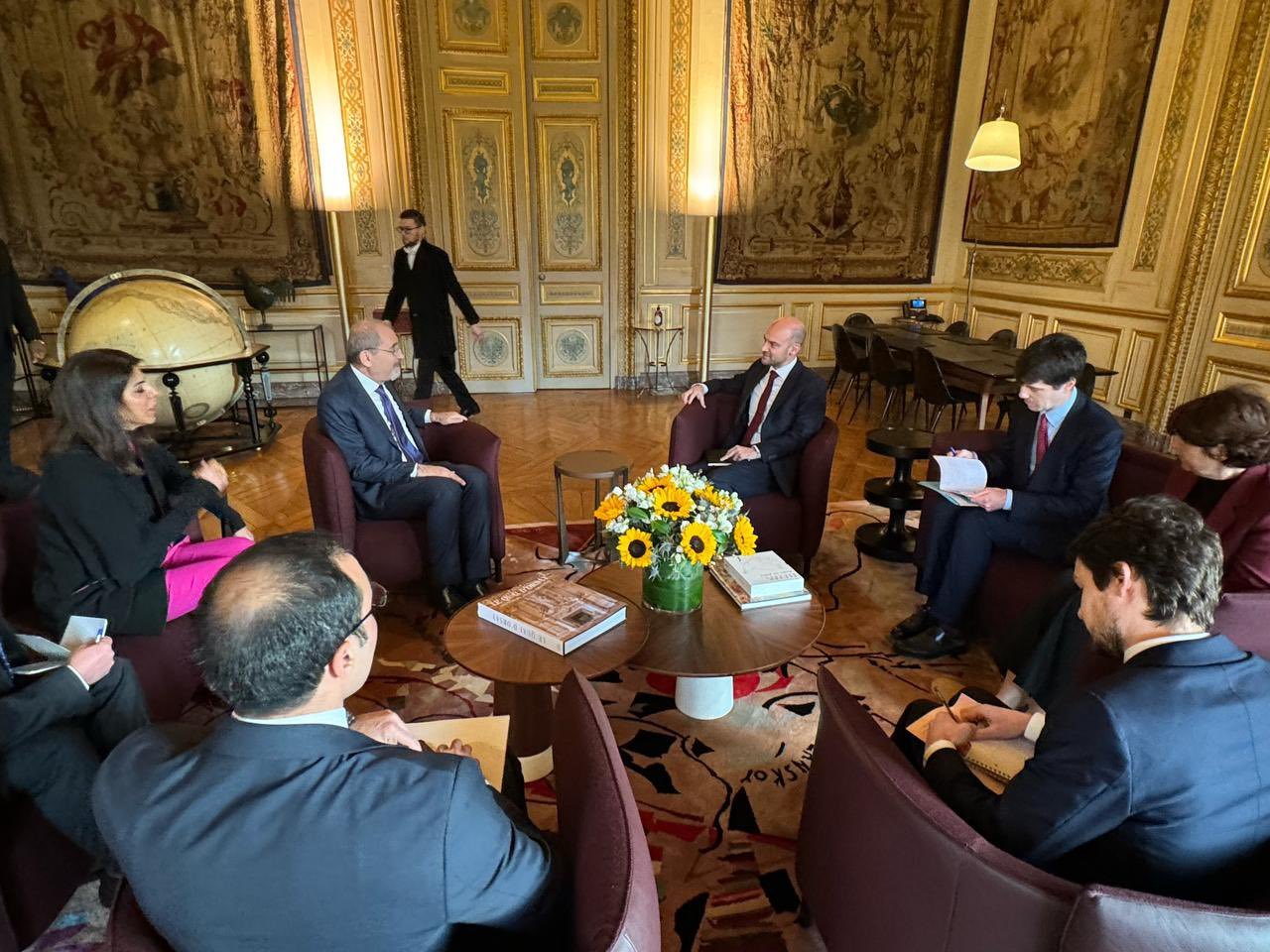 Madar Al-Saa Images 0.7619951893199757