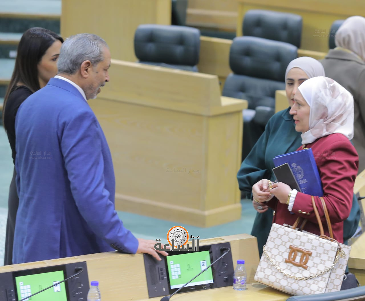 Madar Al-Saa Images 0.040932941886660856