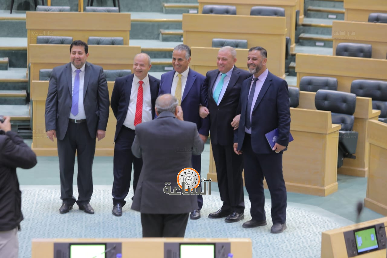 Madar Al-Saa Images 0.8693411445650547