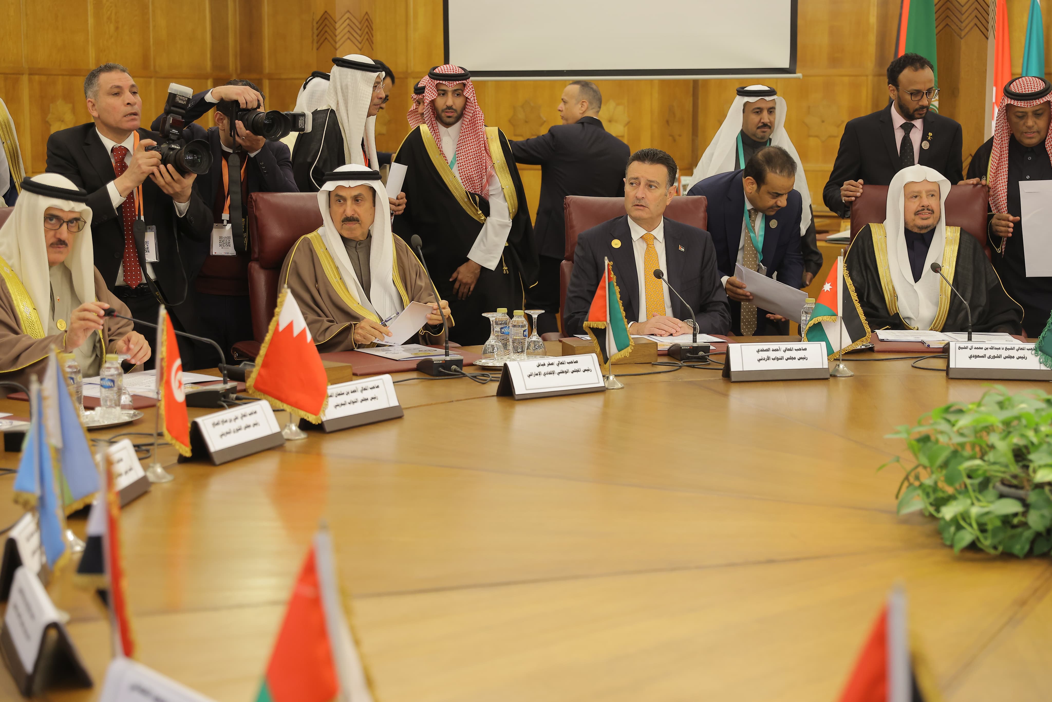 Madar Al-Saa Images 0.6181272435772143