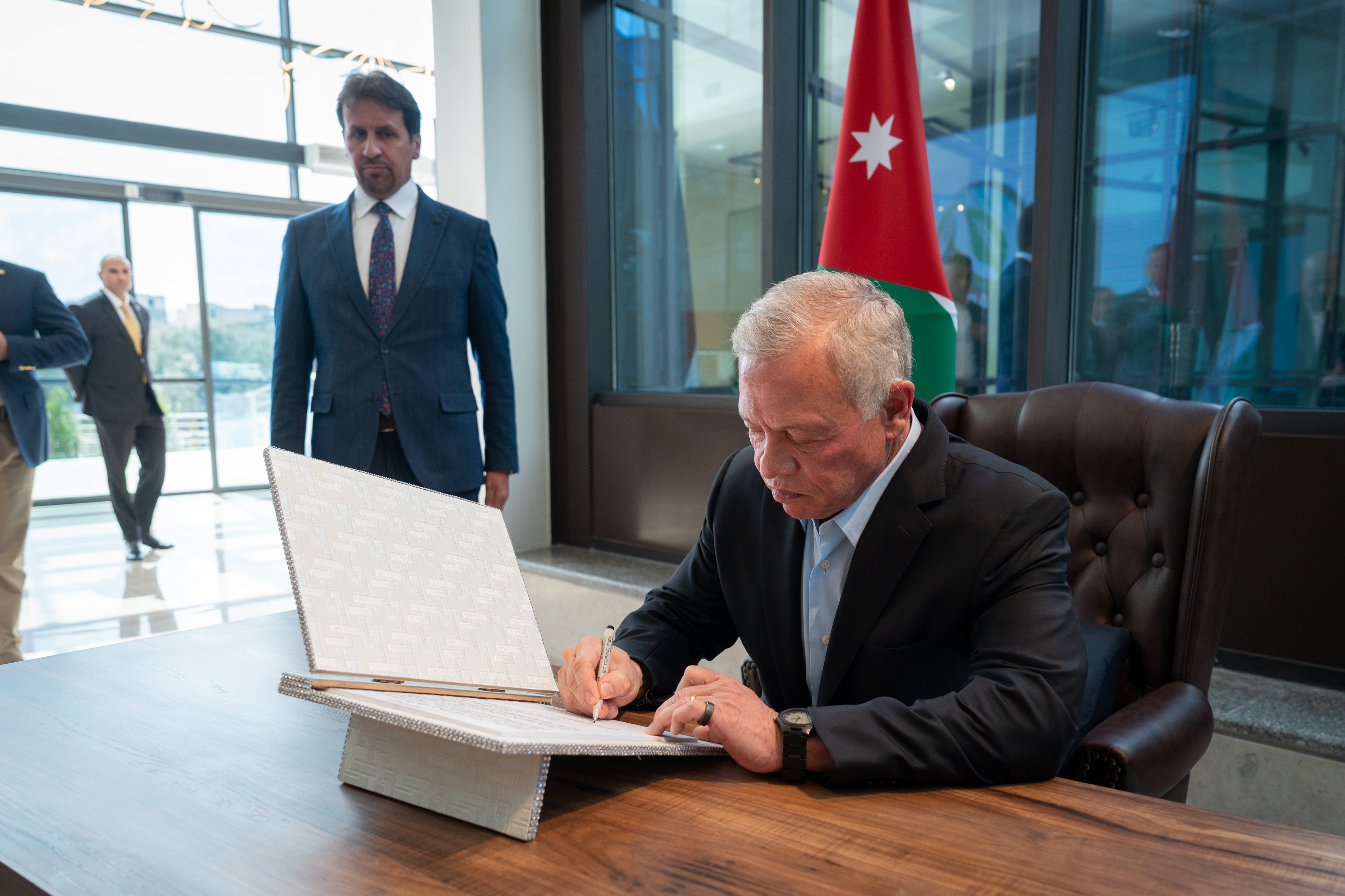 Madar Al-Saa Images 0.8326401870388647