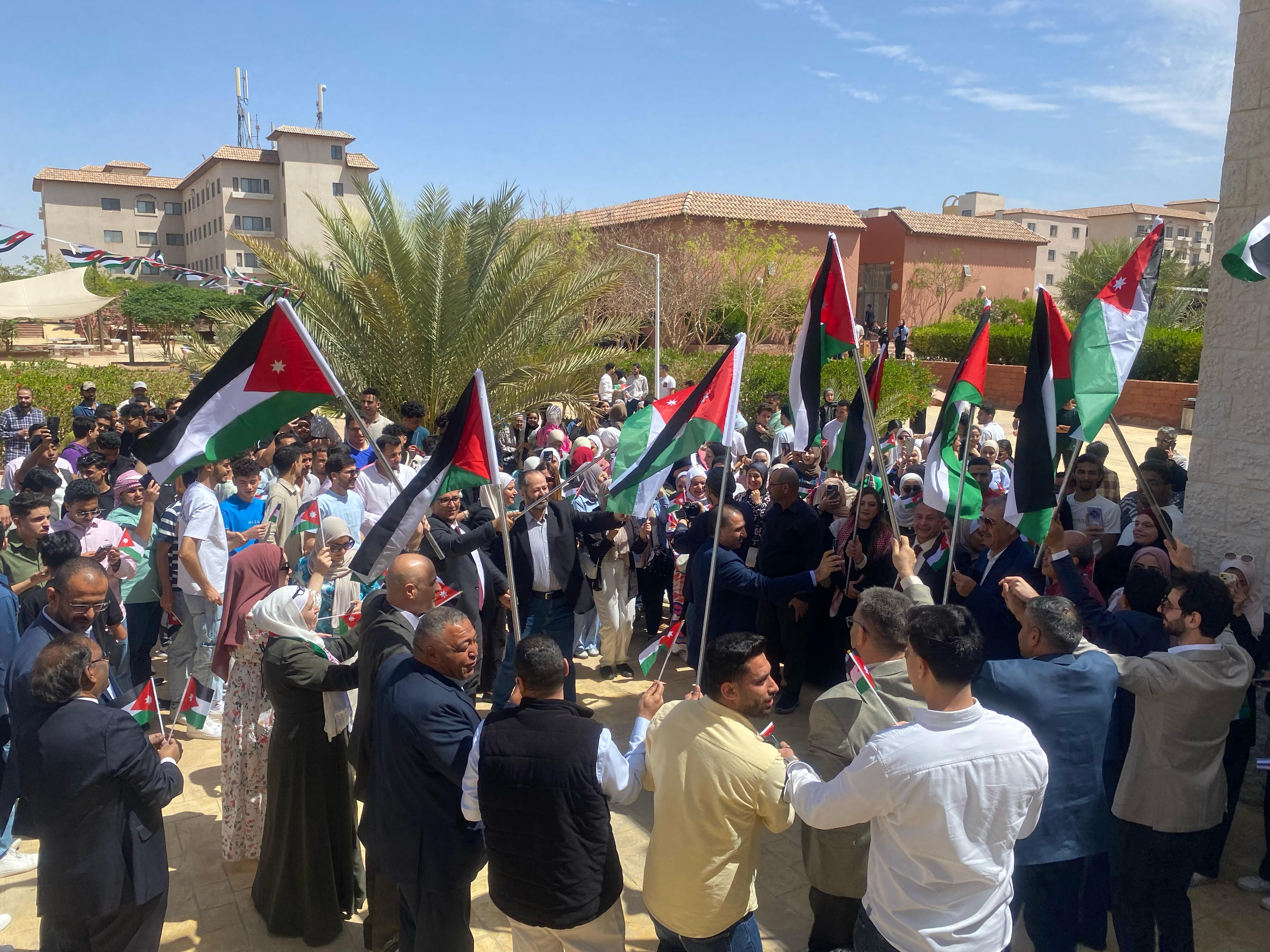 Madar Al-Saa Images 0.1650557513044315