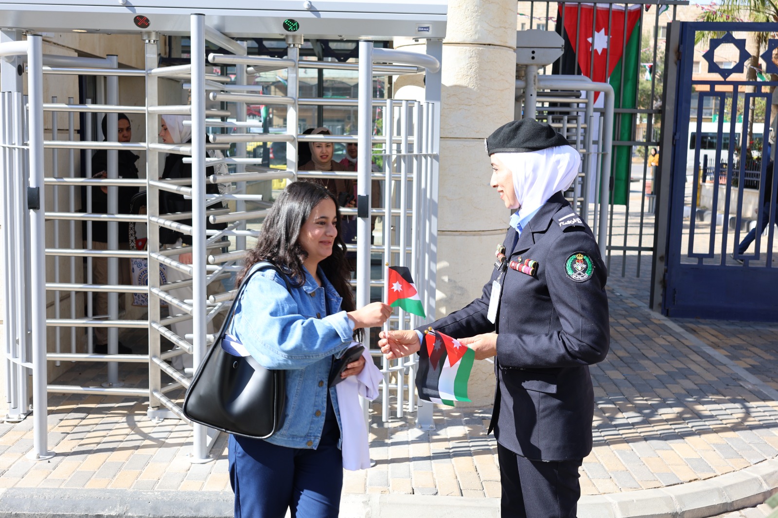 Madar Al-Saa Images 0.3711635409746362