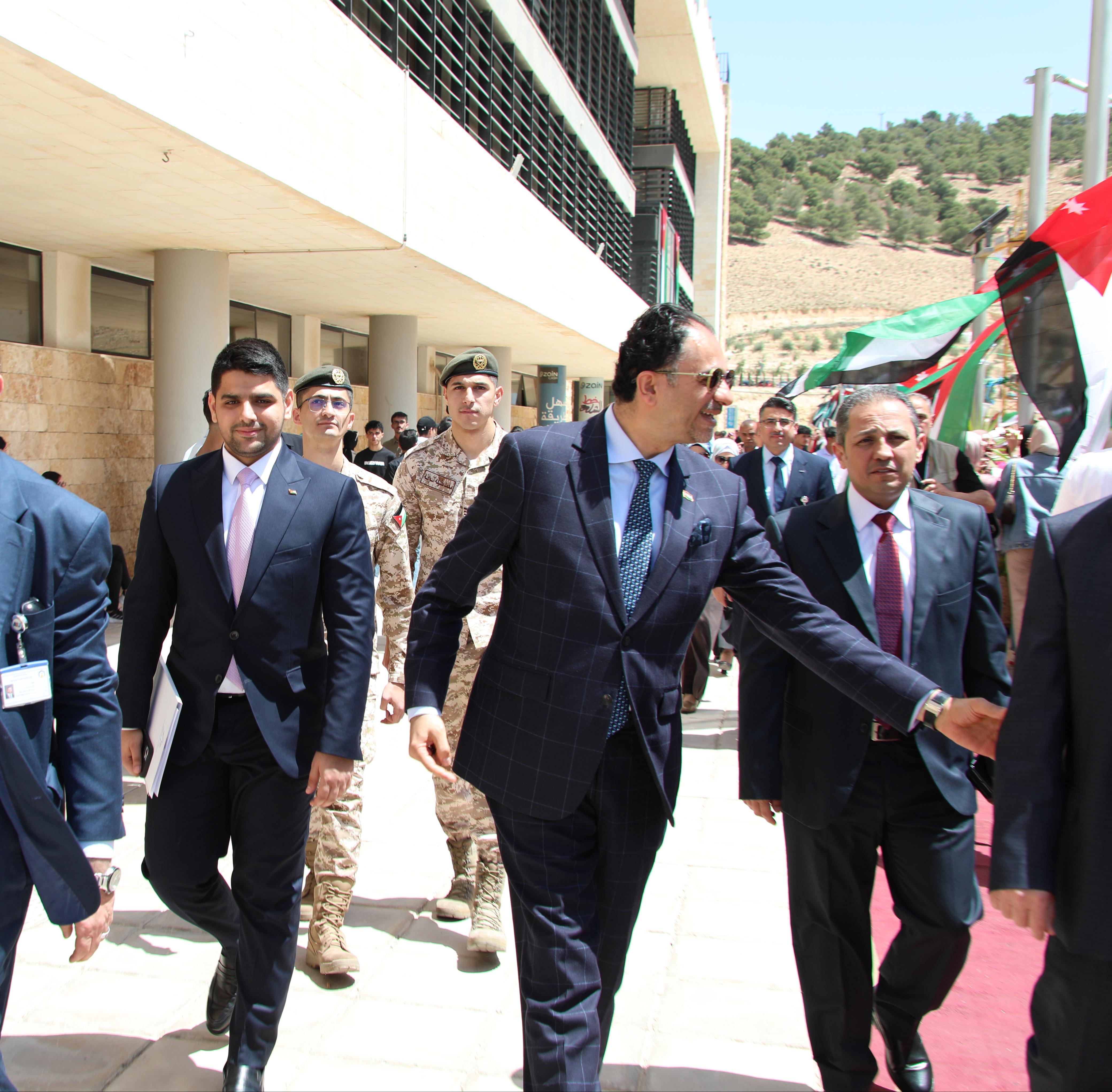 Madar Al-Saa Images 0.2016966900404885