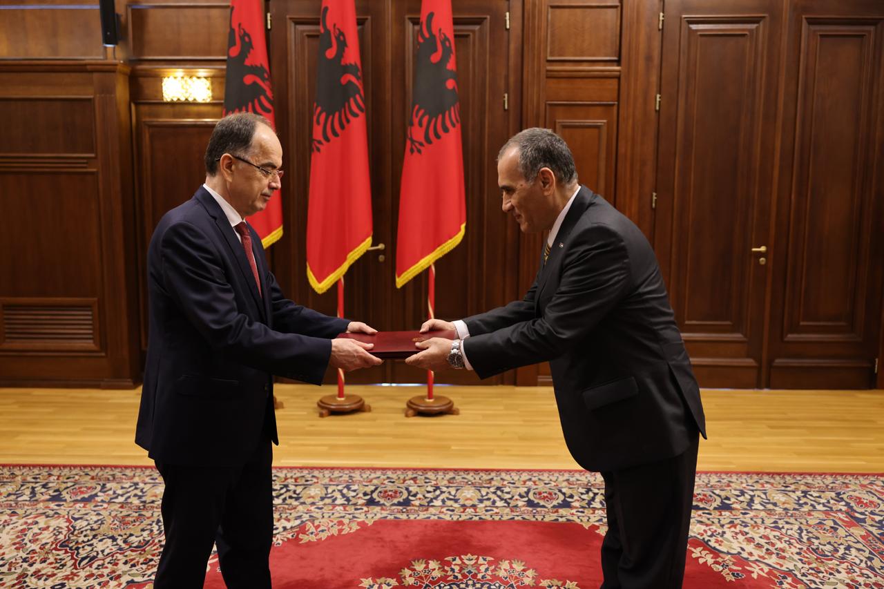 Madar Al-Saa Images 0.5267059104120808