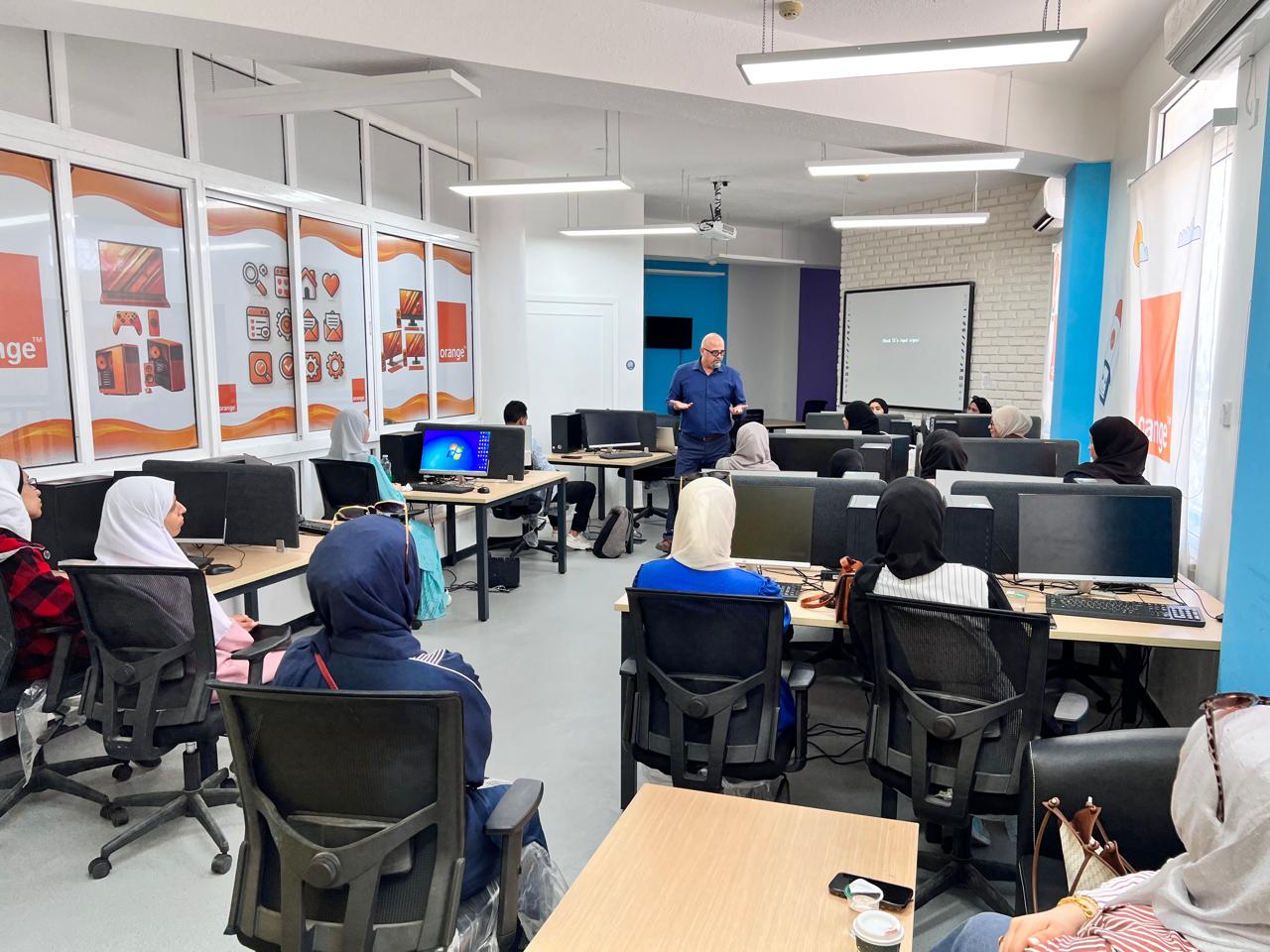 Madar Al-Saa Images 0.706303872590623