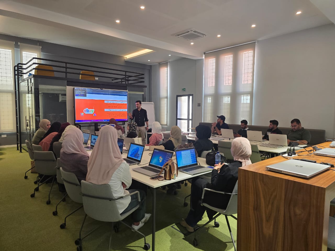 Madar Al-Saa Images 0.6944986065676735