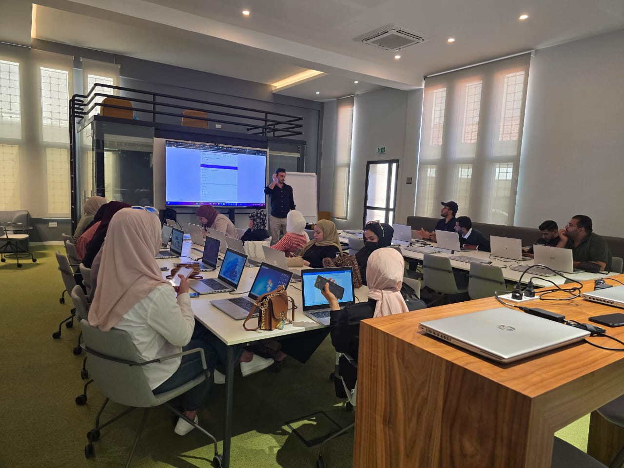 Madar Al-Saa Images 0.7206945702564892