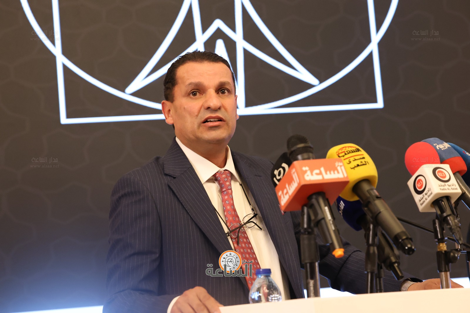 Madar Al-Saa Images 0.32174567295869605