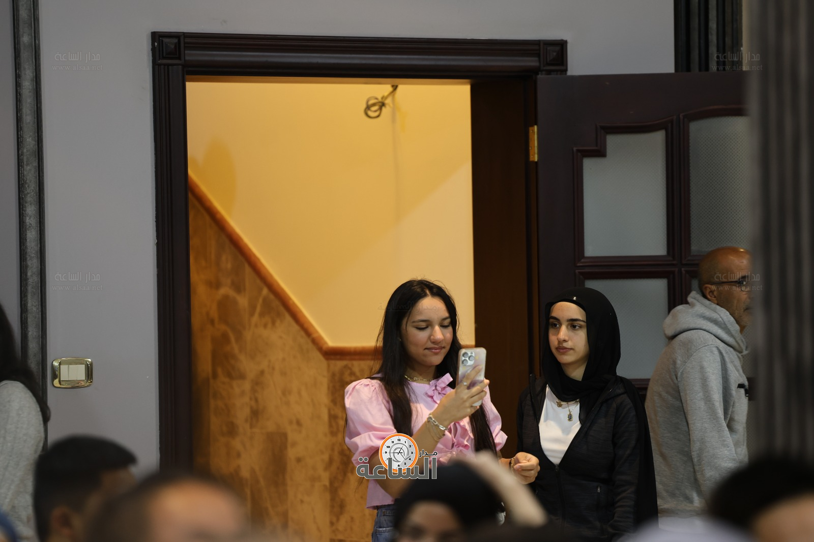 Madar Al-Saa Images 0.43904024873661174