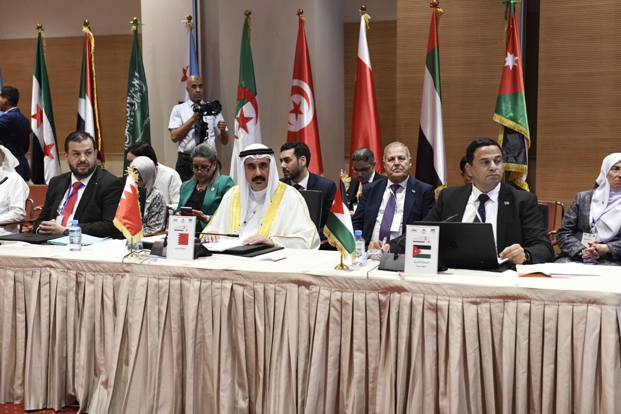 Madar Al-Saa Images 0.49998618225780633