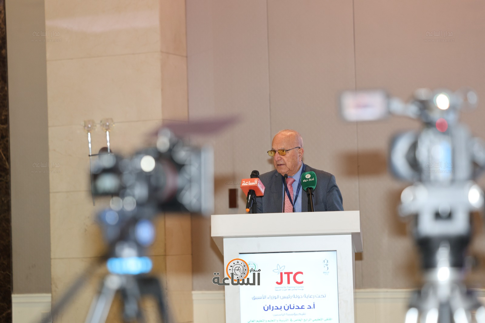 Madar Al-Saa Images 0.3977558970490239