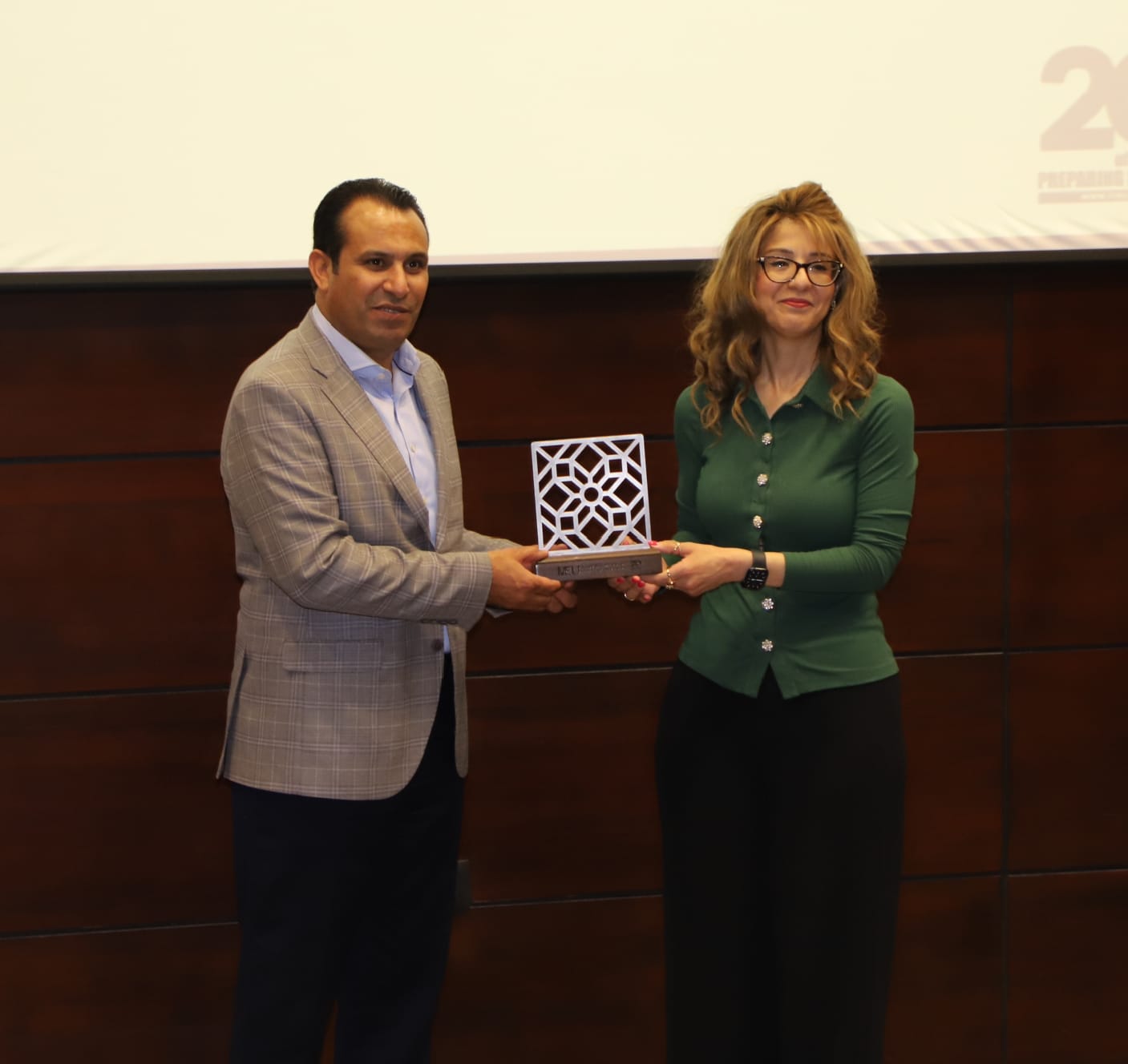 Madar Al-Saa Images 0.8311128184082044