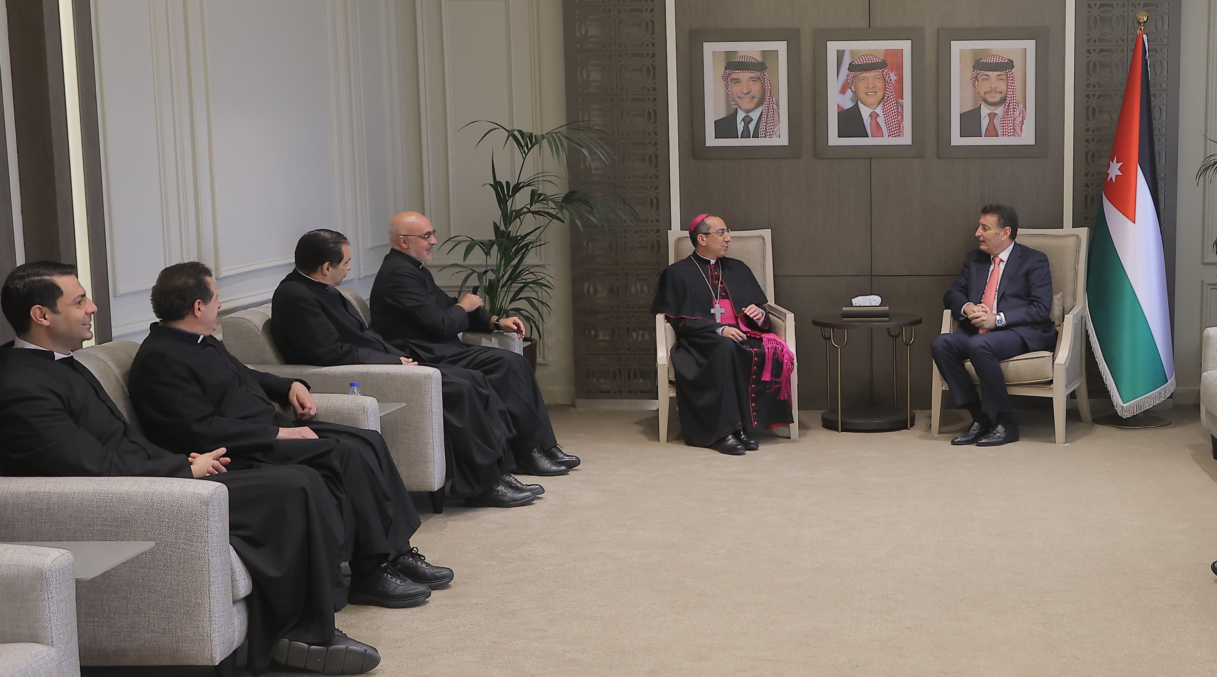 Madar Al-Saa Images 0.0007207519550712638