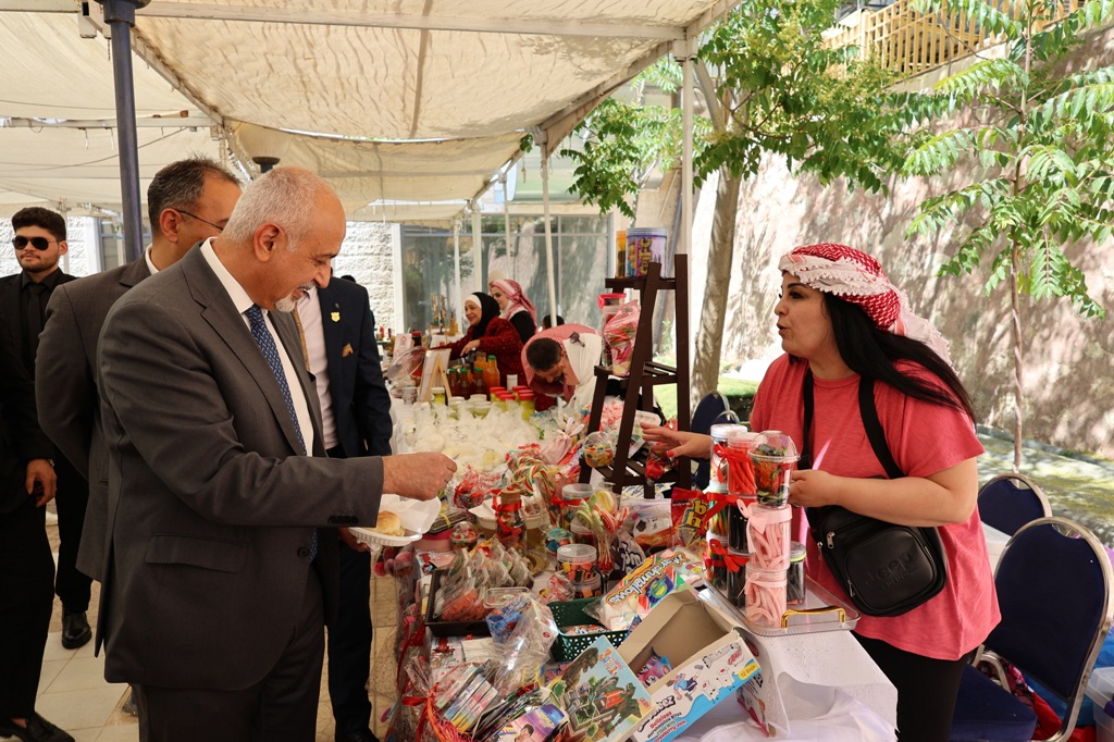 Madar Al-Saa Images 0.2730499360209748