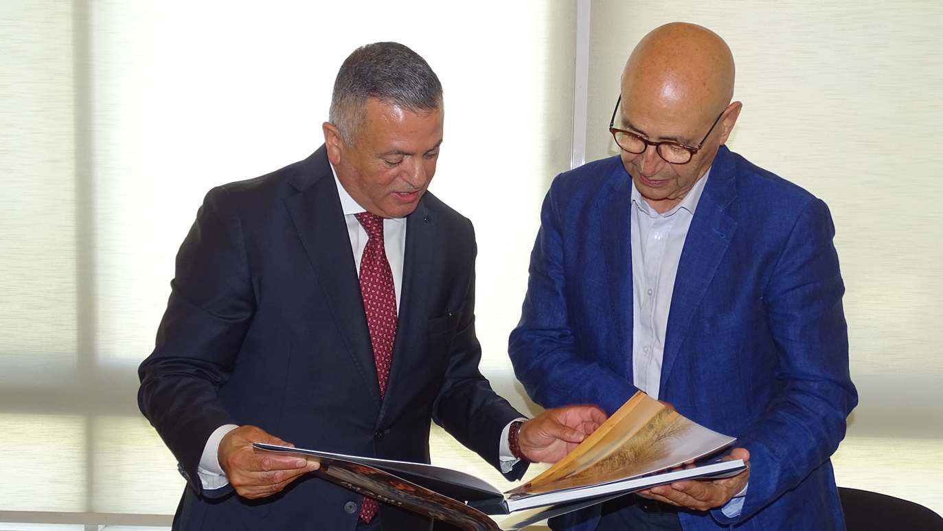 Madar Al-Saa Images 0.16624298121704872