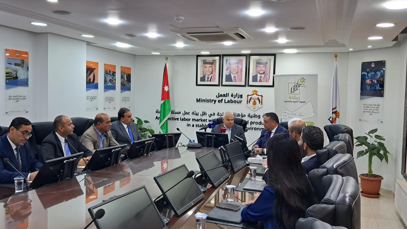 Madar Al-Saa Images 0.14351867386822215