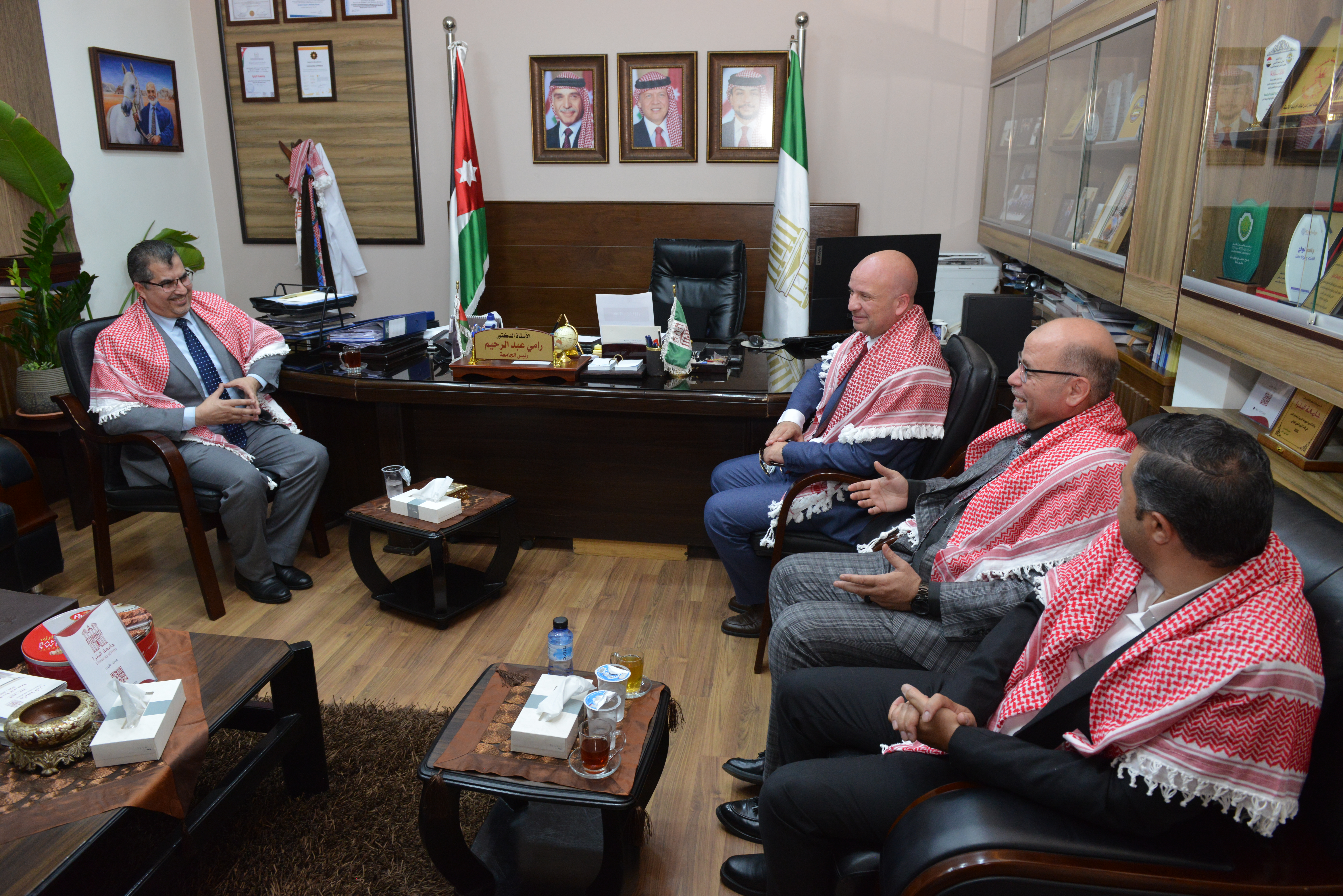 Madar Al-Saa Images 0.8808634155167917