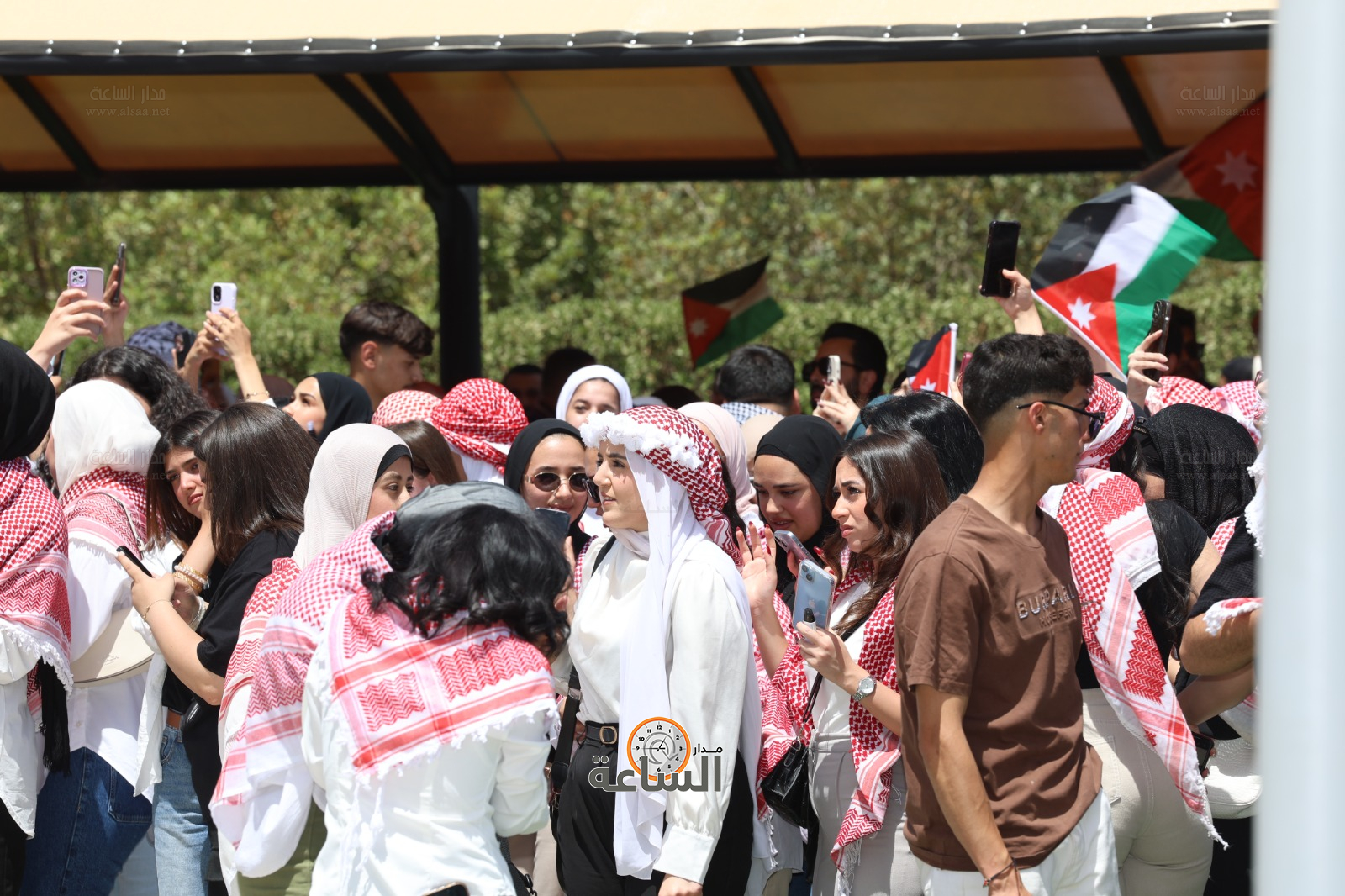 Madar Al-Saa Images 0.38796850149941176