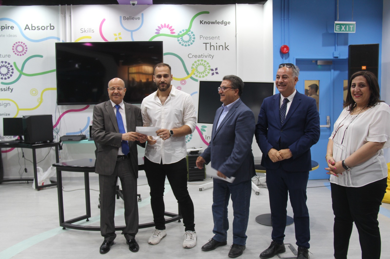 Madar Al-Saa Images 0.934115631332857