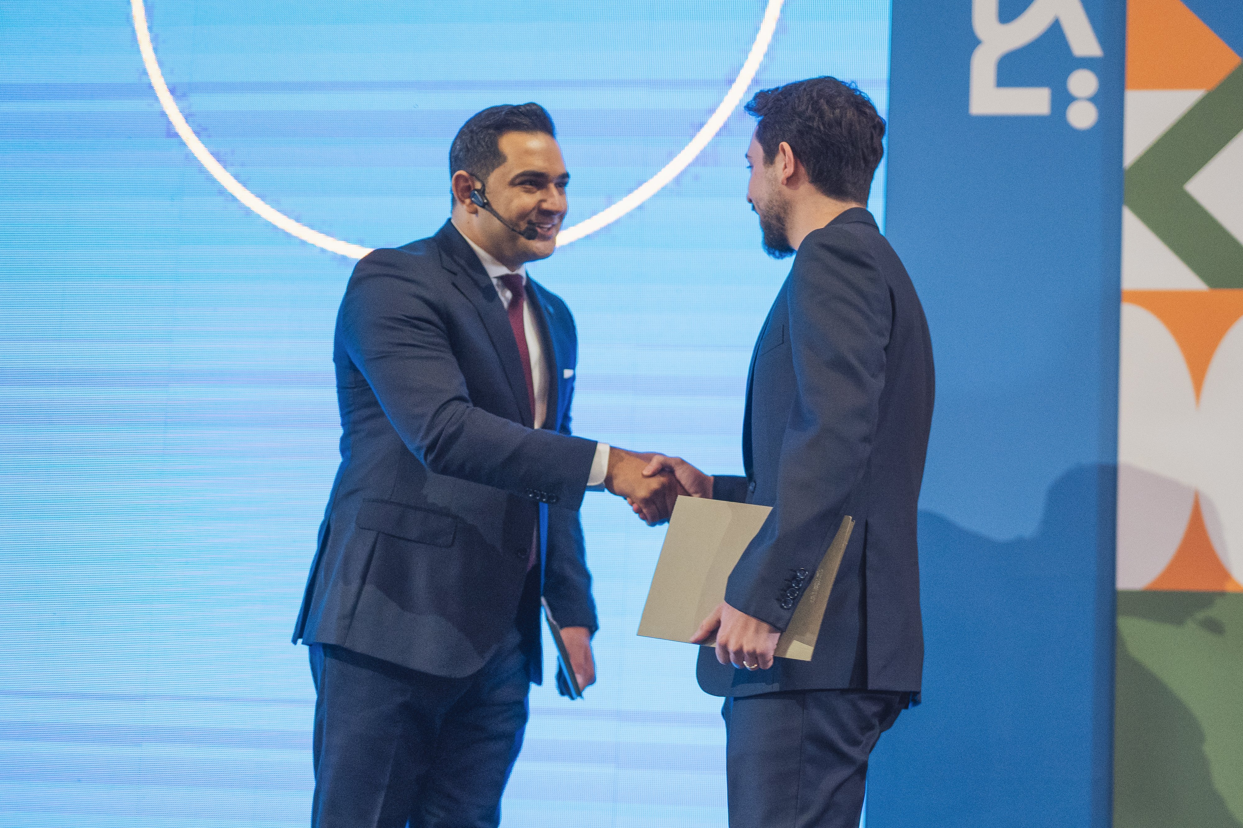 Madar Al-Saa Images 0.7476902341649173