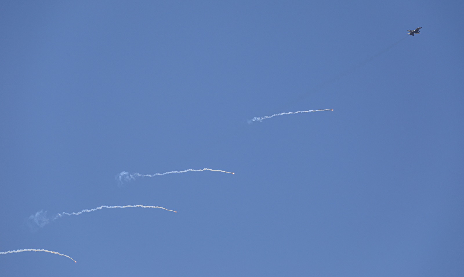 Madar Al-Saa Images 0.0121914302952707