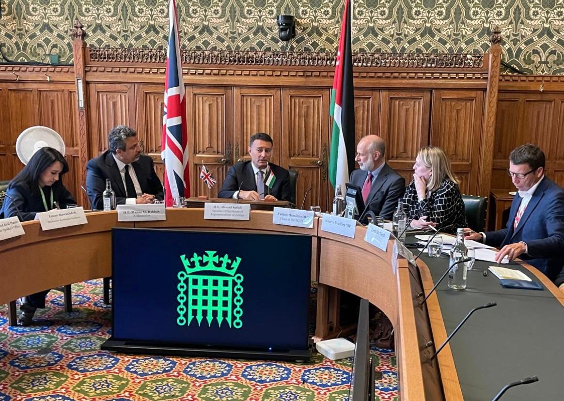 Madar Al-Saa Images 0.2446542576172862