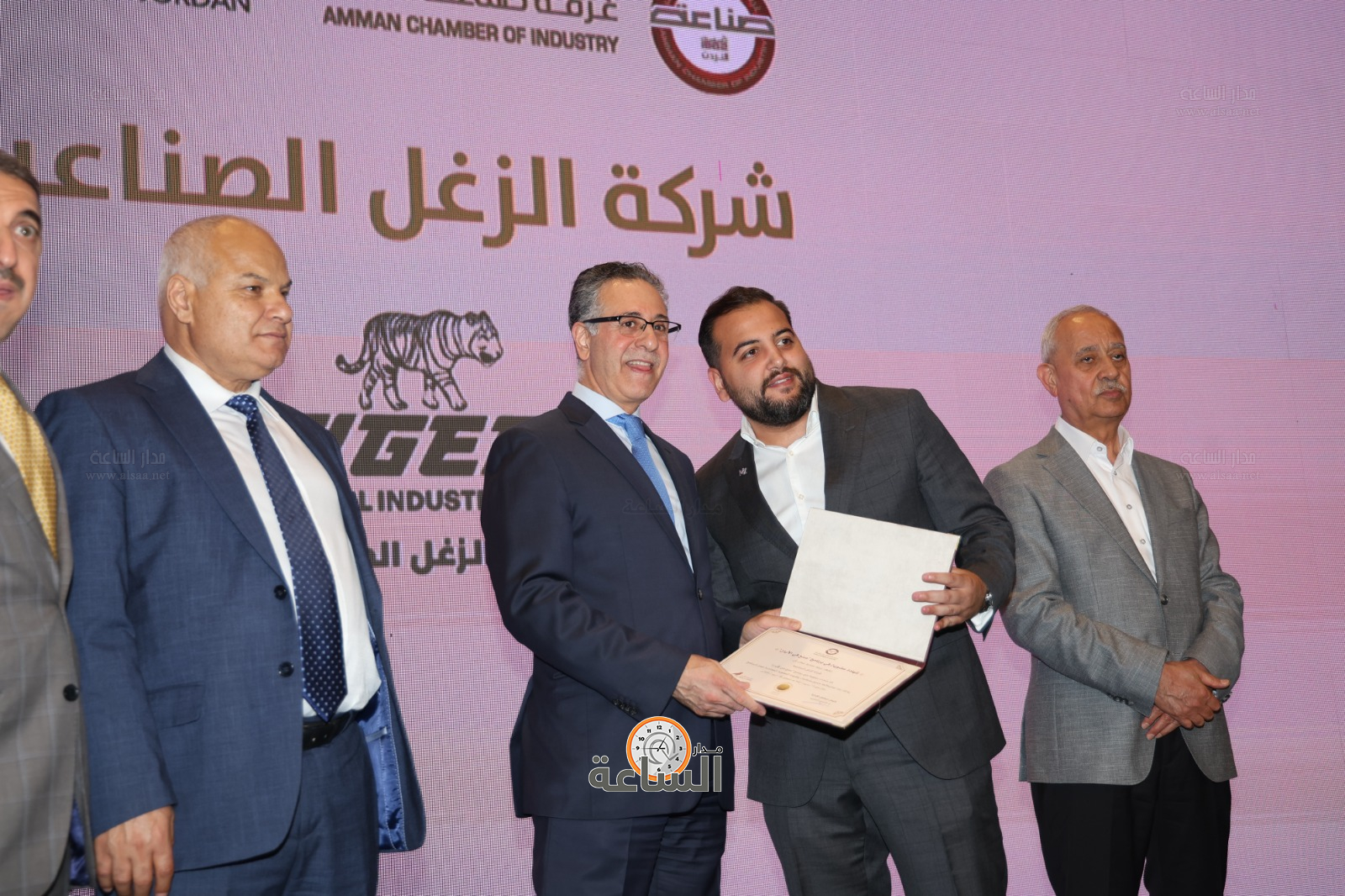 Madar Al-Saa Images 0.5576447352149213