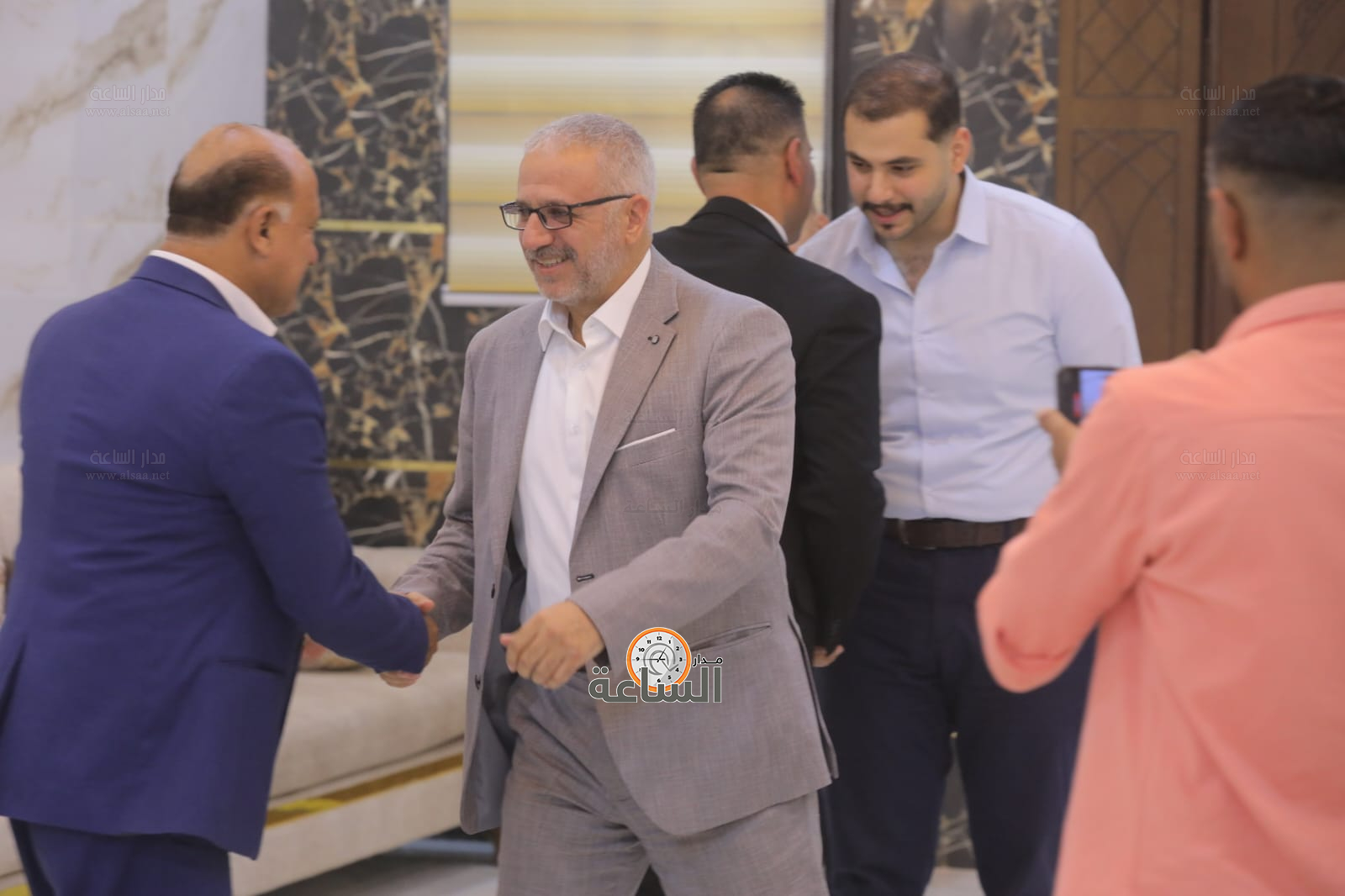 Madar Al-Saa Images 0.9297383787743115