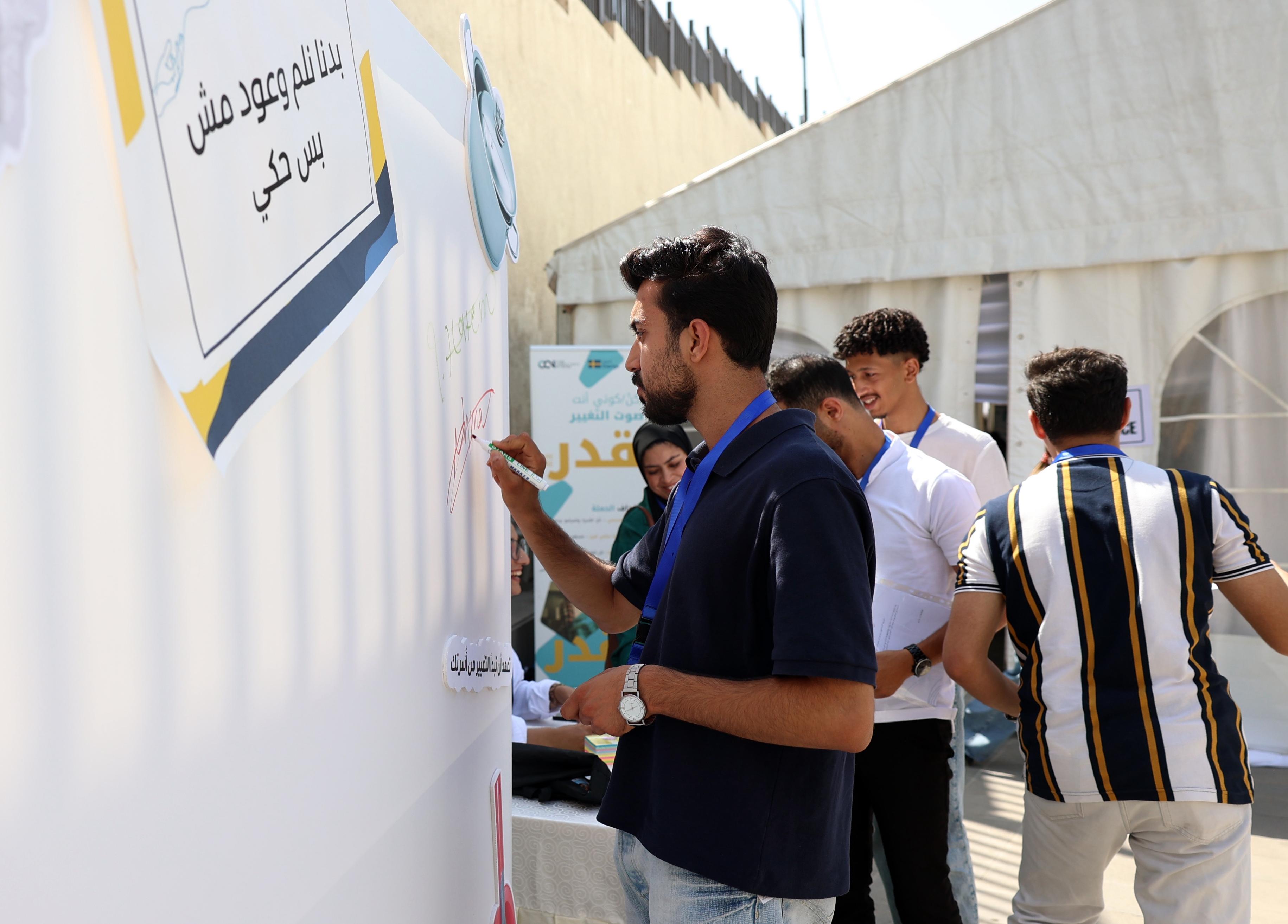 Madar Al-Saa Images 0.38852393379281625