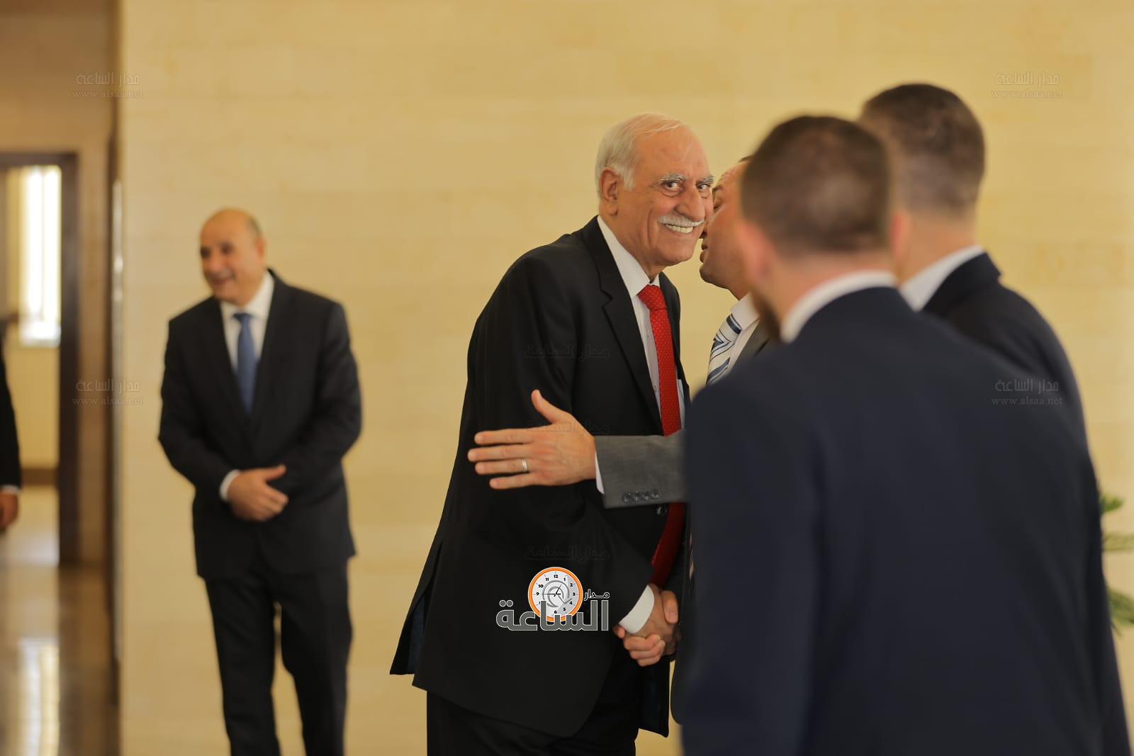 Madar Al-Saa Images 0.4224361191846062