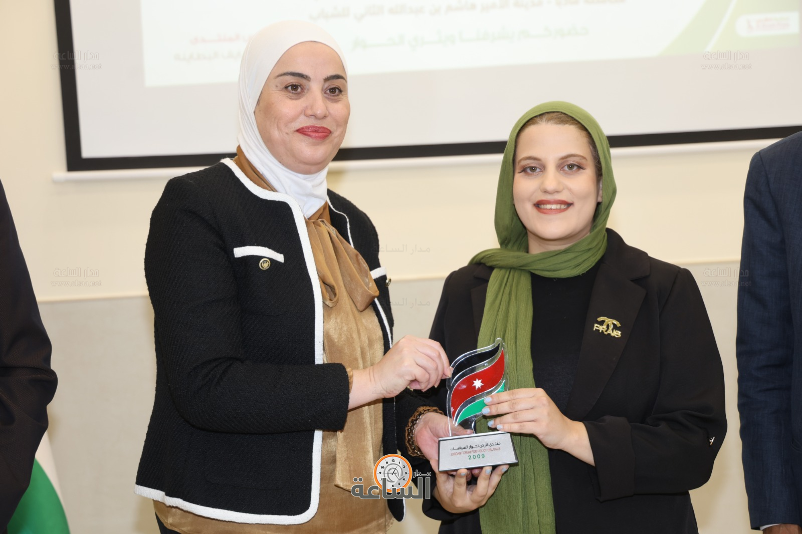 Madar Al-Saa Images 0.8735621085999521