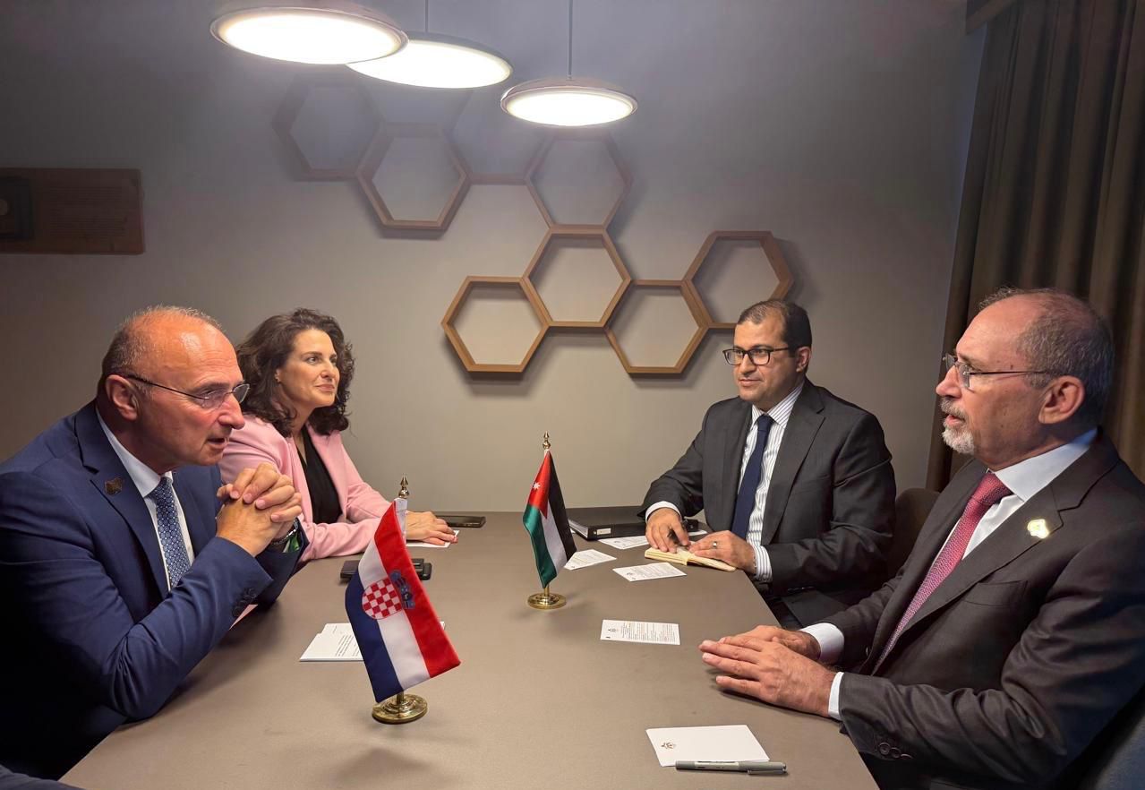 Madar Al-Saa Images 0.3683942332401269