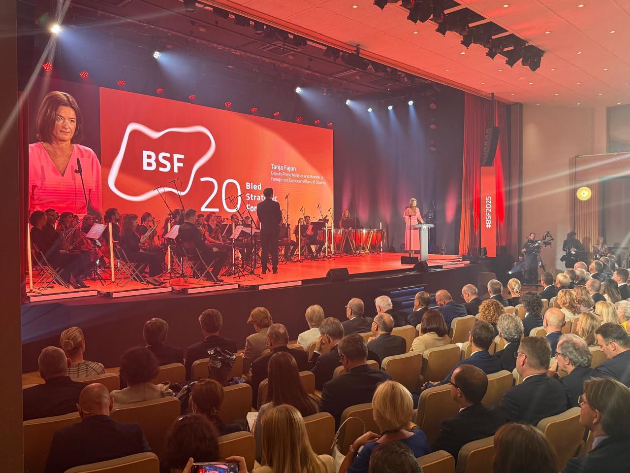 Madar Al-Saa Images 0.31635521150879753