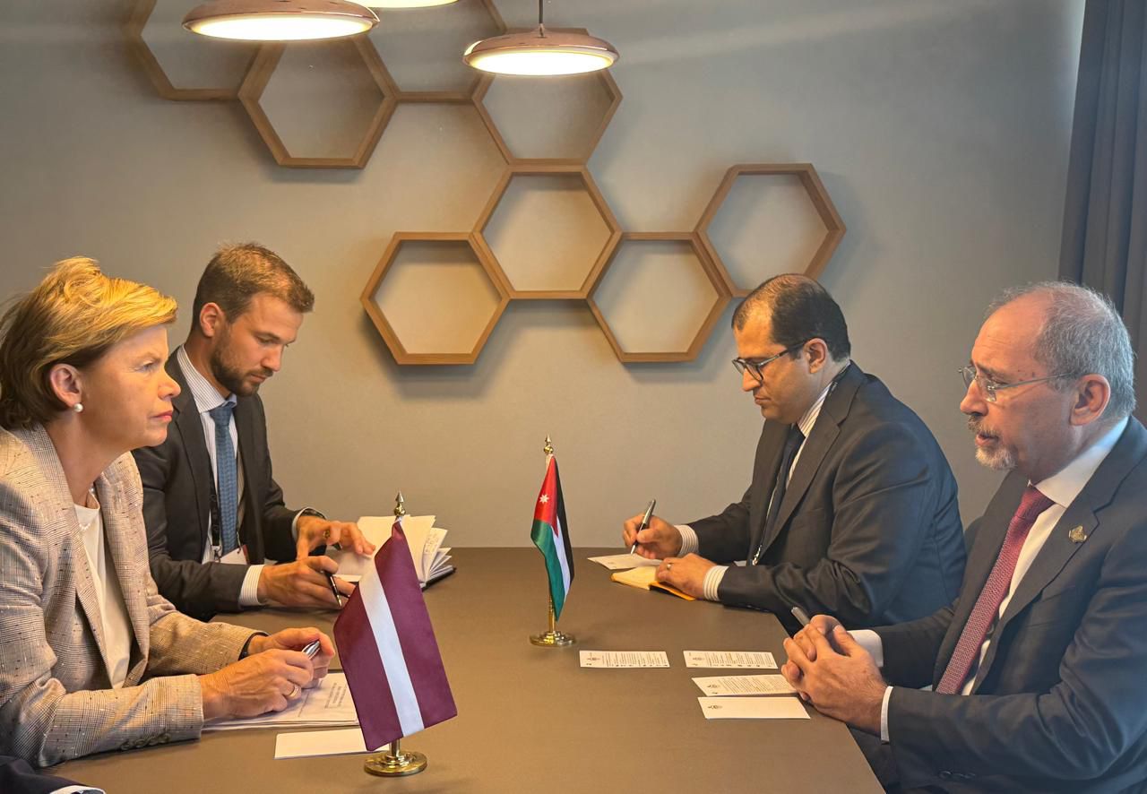 Madar Al-Saa Images 0.03138401132393975