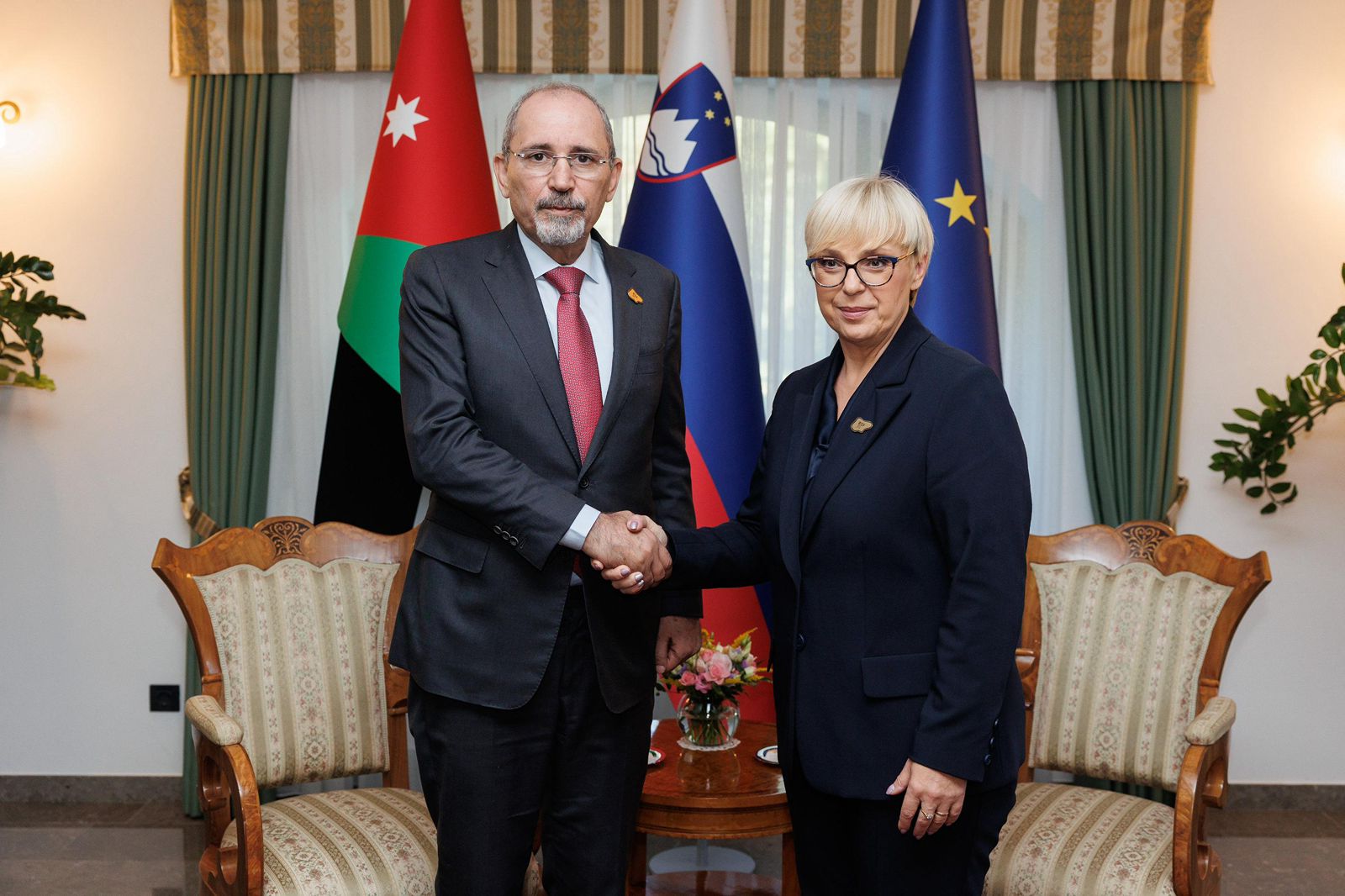 Madar Al-Saa Images 0.4781933445672182