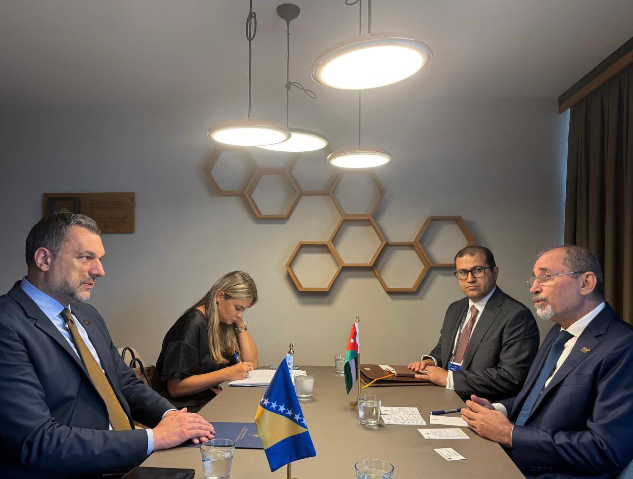 Madar Al-Saa Images 0.4017273136750886