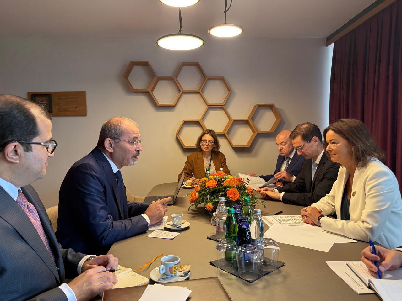 Madar Al-Saa Images 0.035777111047498034