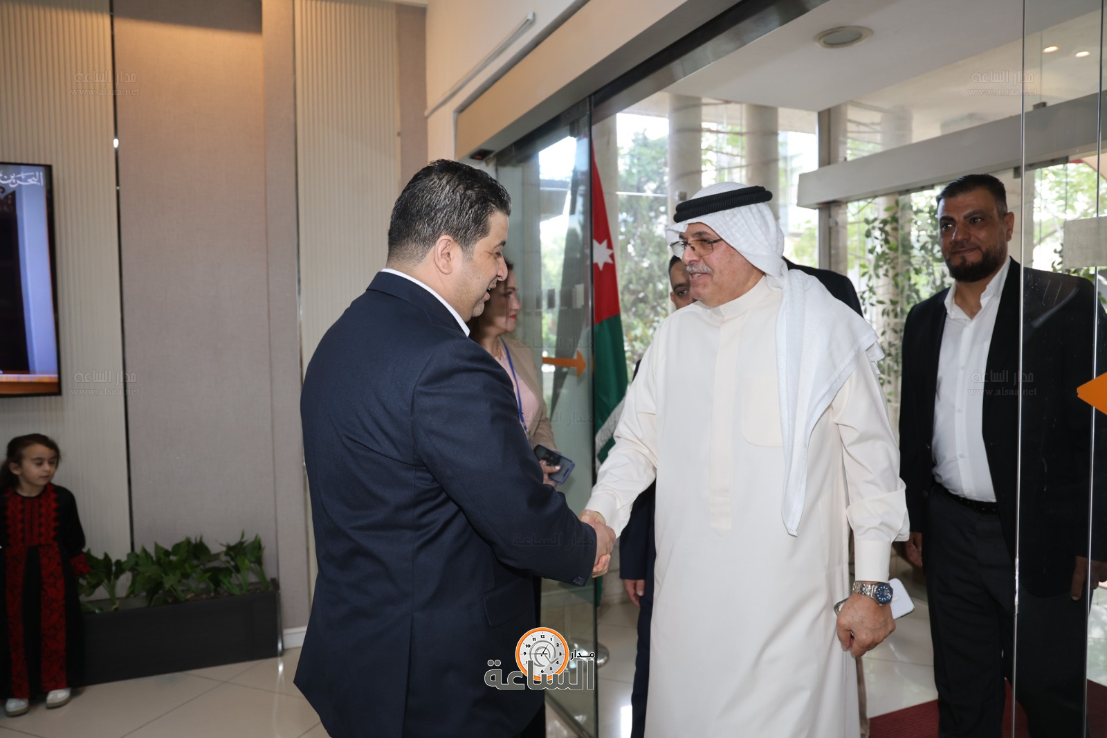 Madar Al-Saa Images 0.064631804248517