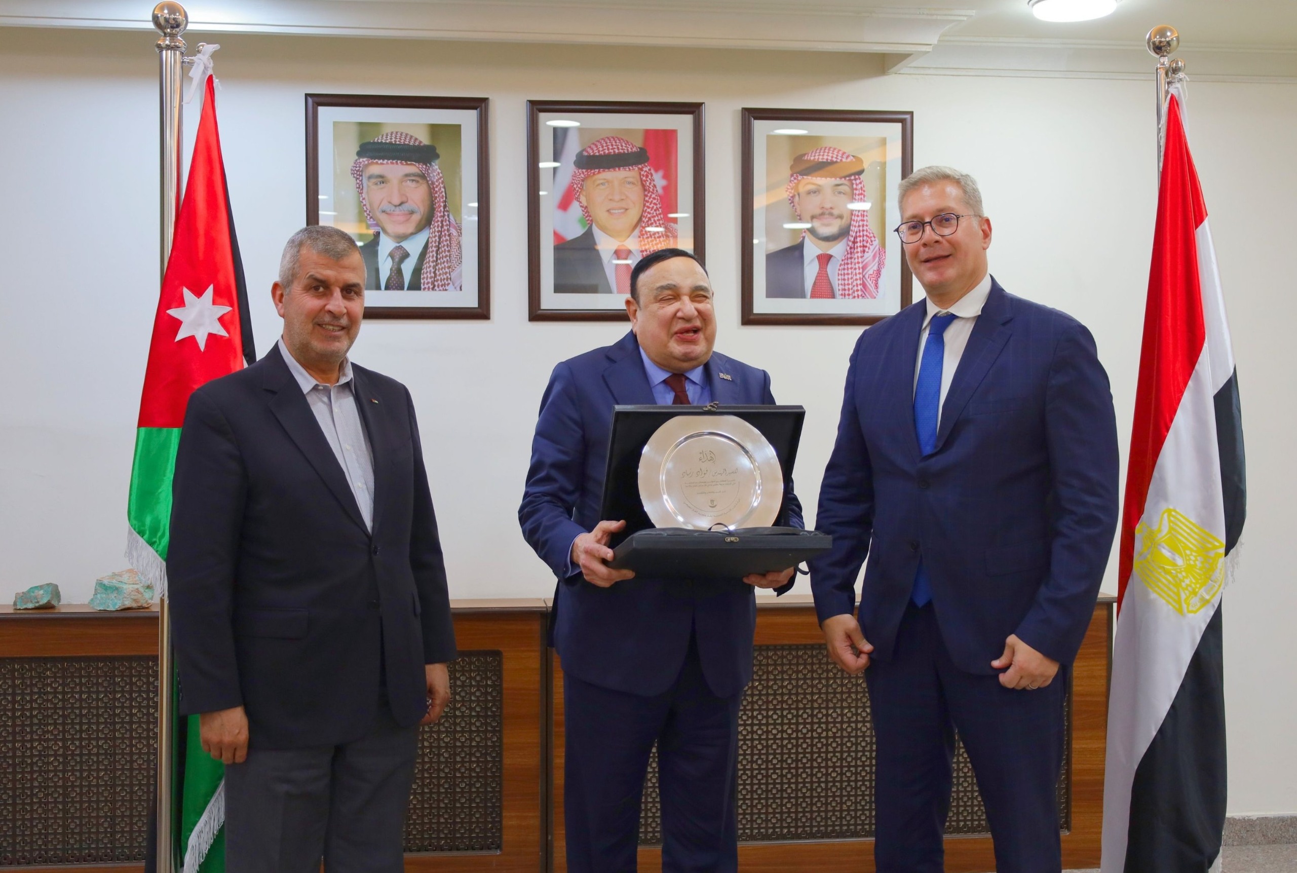 Madar Al-Saa Images 0.8000984035450633