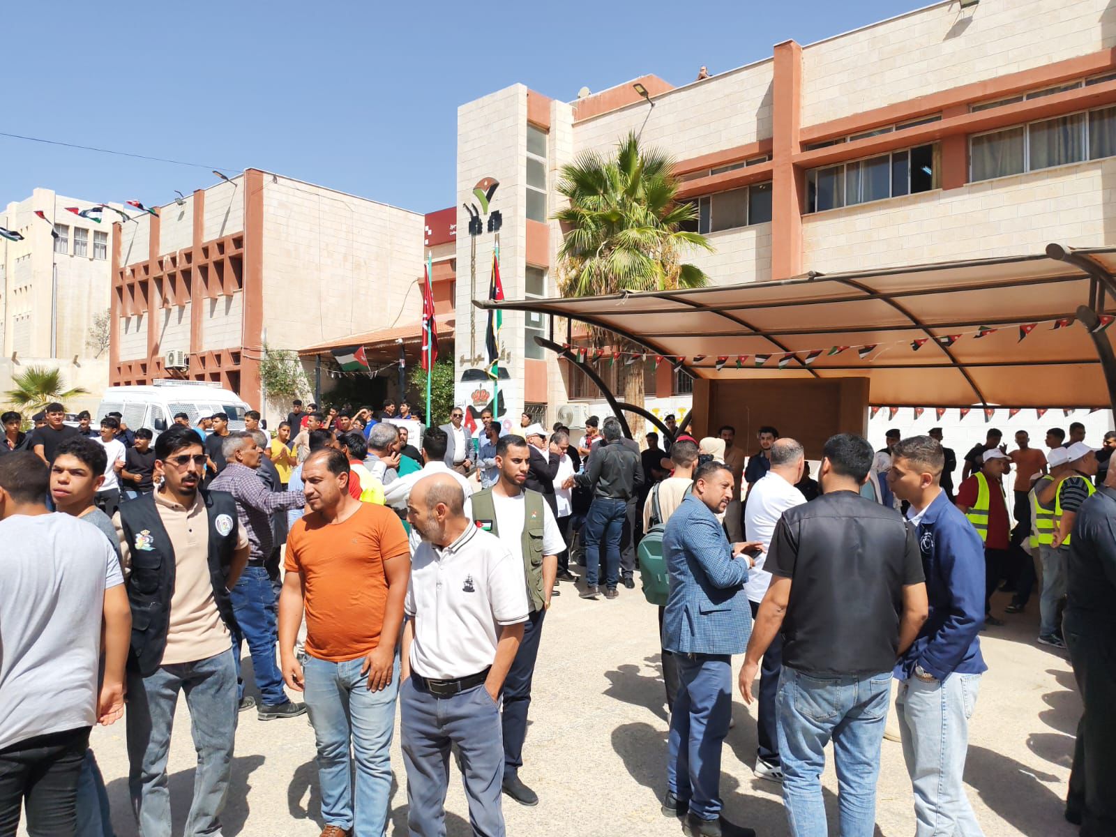 Madar Al-Saa Images 0.11456699920943092