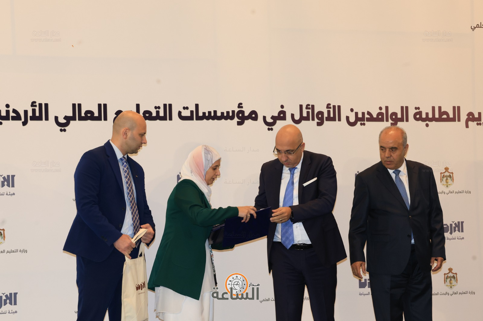 Madar Al-Saa Images 0.6104833215602545