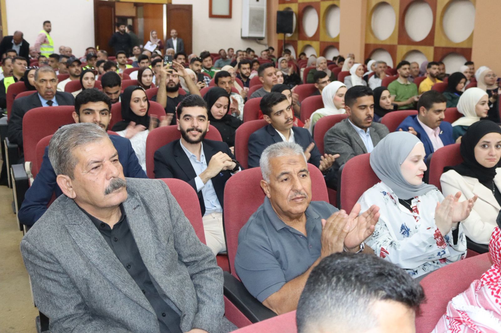 Madar Al-Saa Images 0.4337145355757799