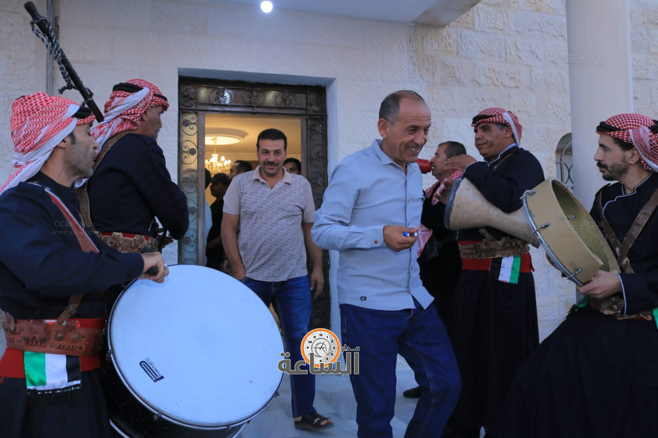 Madar Al-Saa Images 0.3847477352550136